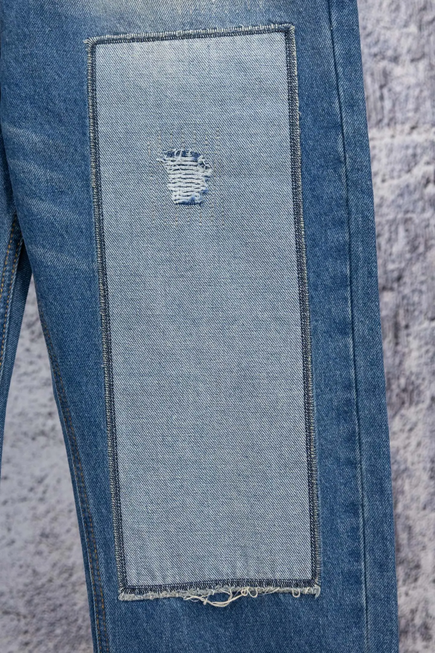 P230 Ralph Lauren 2026RRL retro ripped jeans, American retro essentials, classic loose fit: 13.75oz Japanese selvage denim, made in the United States, 100% cotton, perfect texture! Durable and non-shrinking: Mechanical pre-shrunk finishing® technology, still fit after long-term wear, retro wash has a more timeless taste ~ Size: 28--34 Color: Denim blue